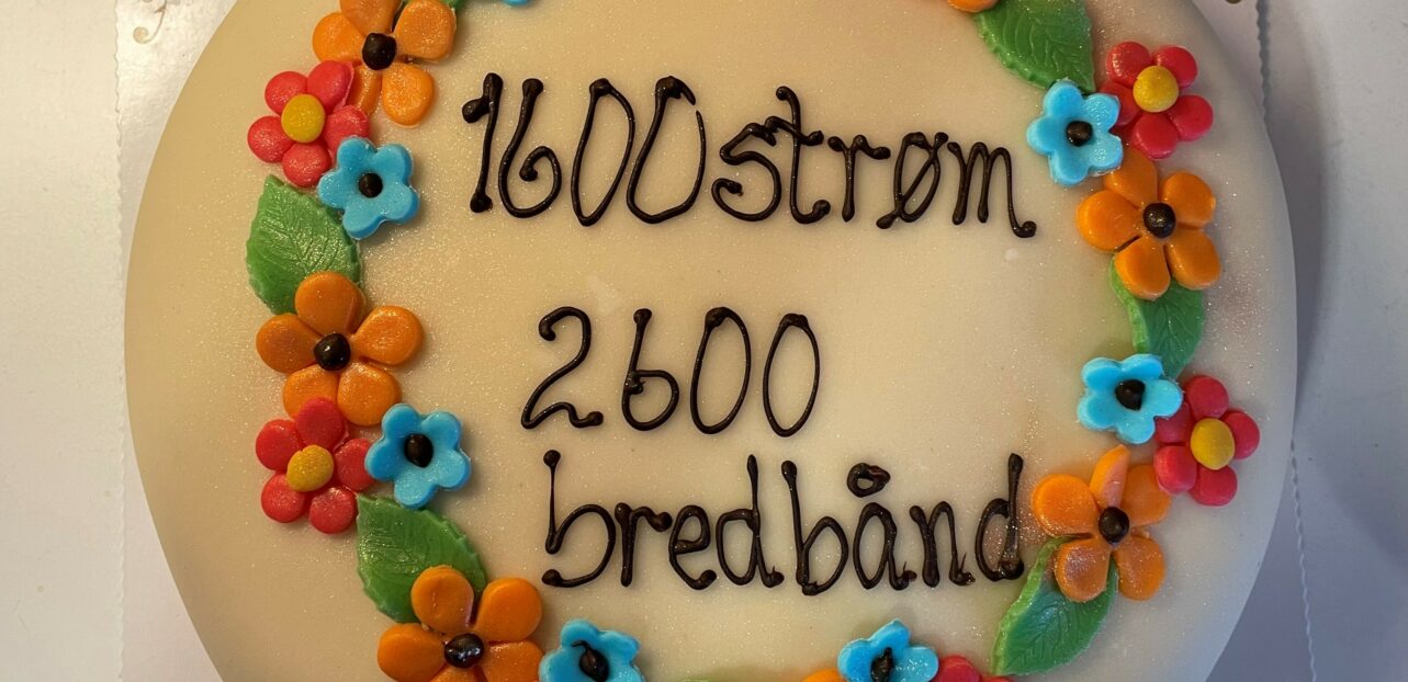 Bilde av kake med påskrift "1600 strøm 2600 bredbånd"